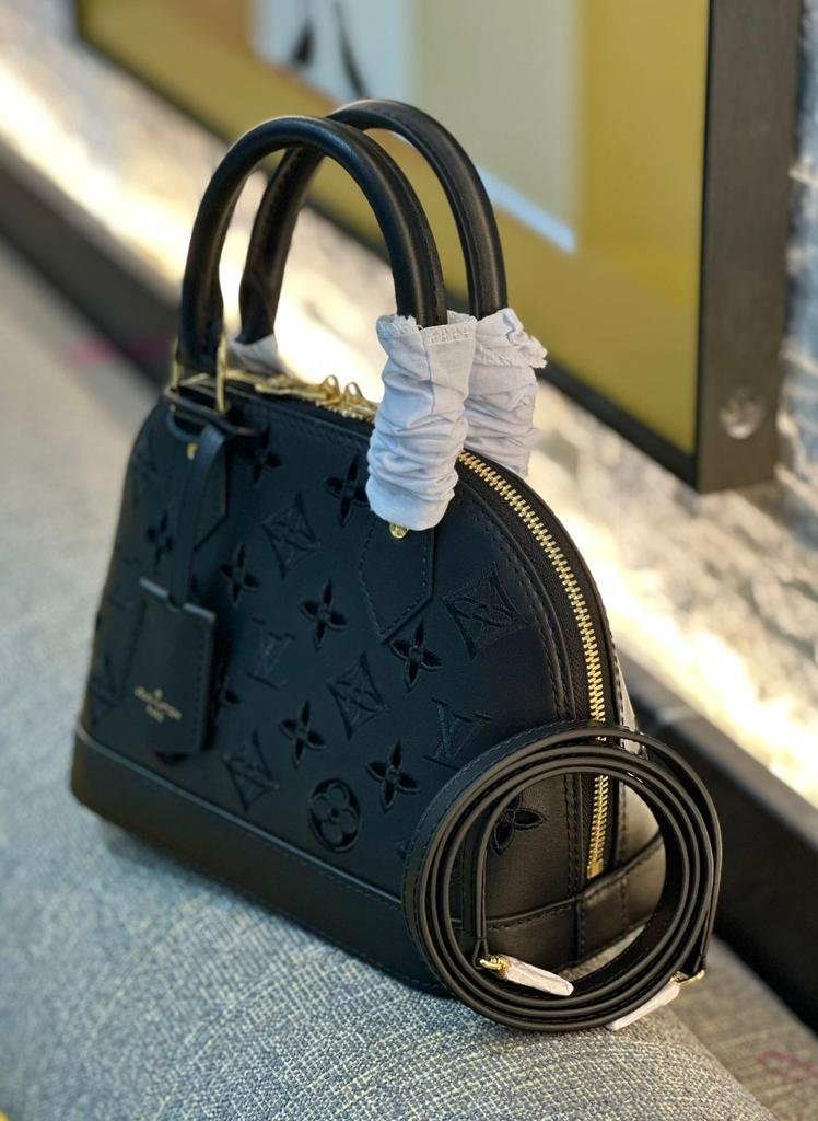 LOUIS VUITTON ALMA 23 CM