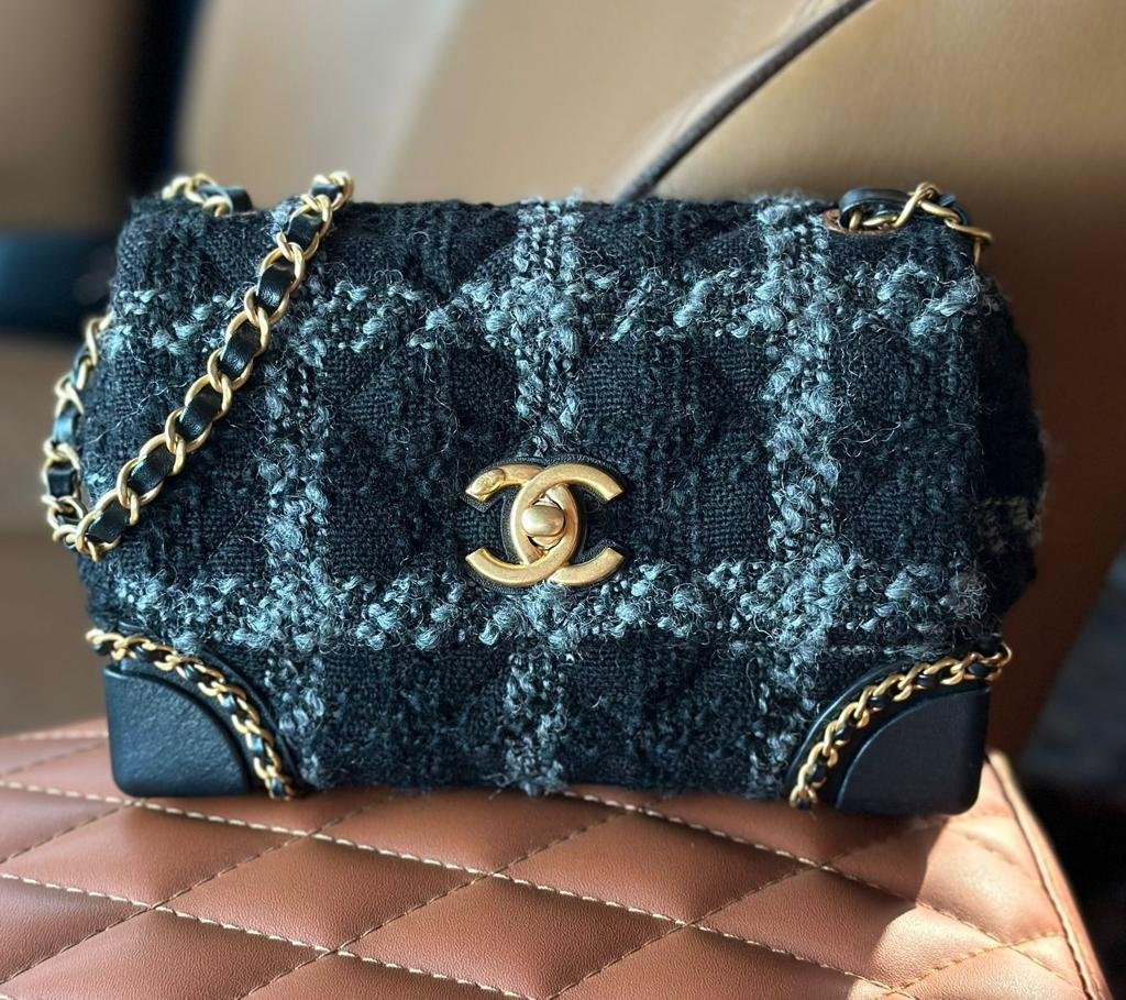 CHANEL FLAP BAG 19CM