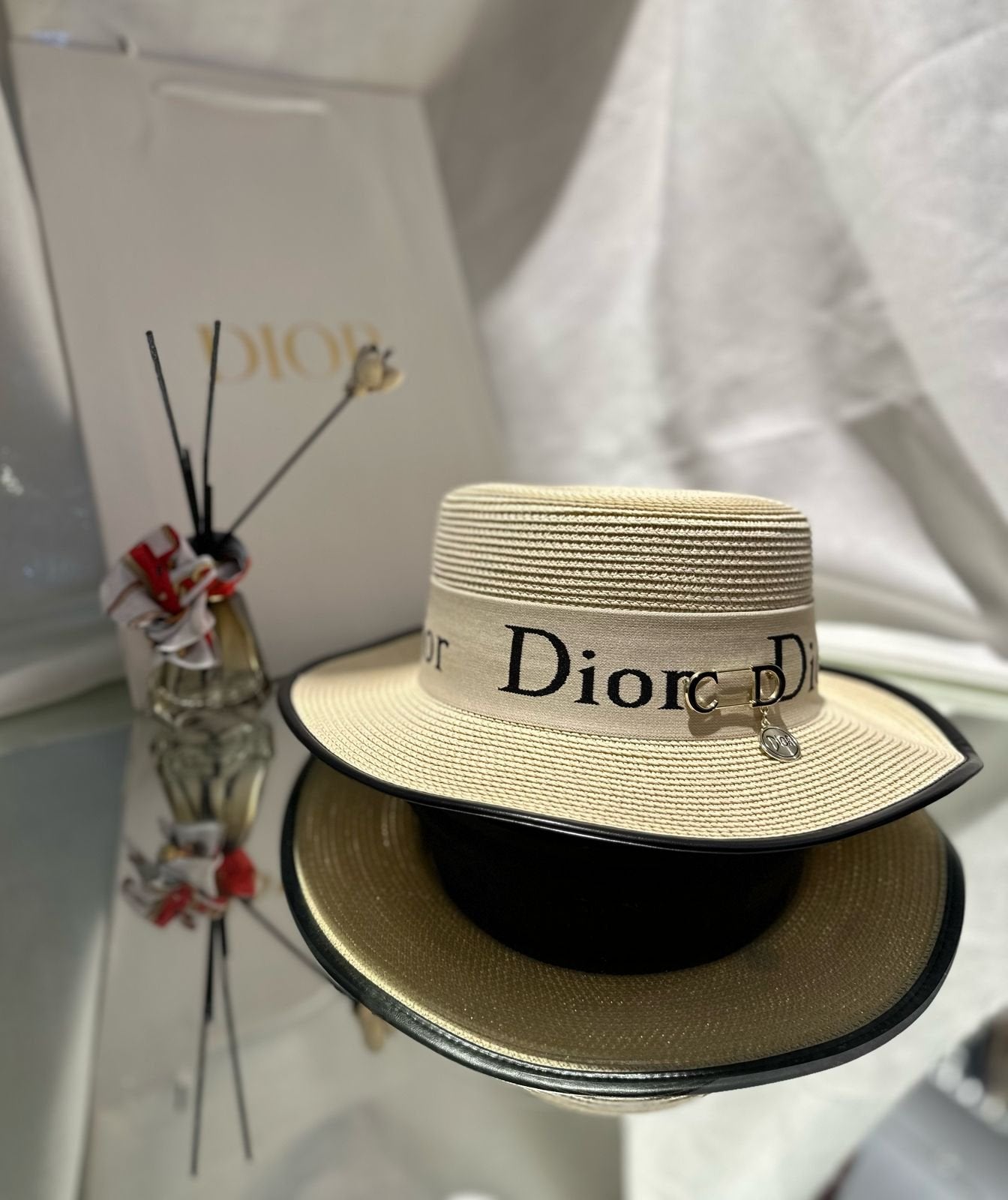 CHRISTIAN DIOR