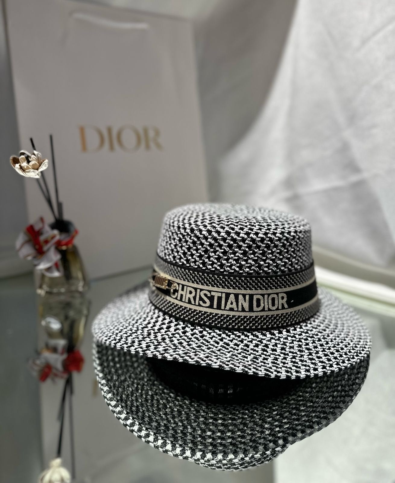 CHRISTIAN DIOR