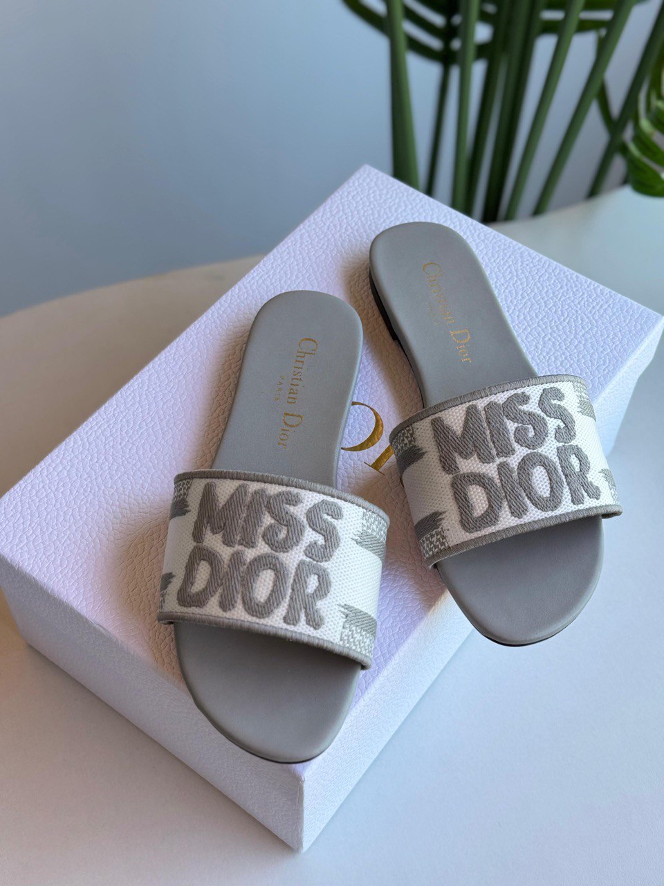 DIOR