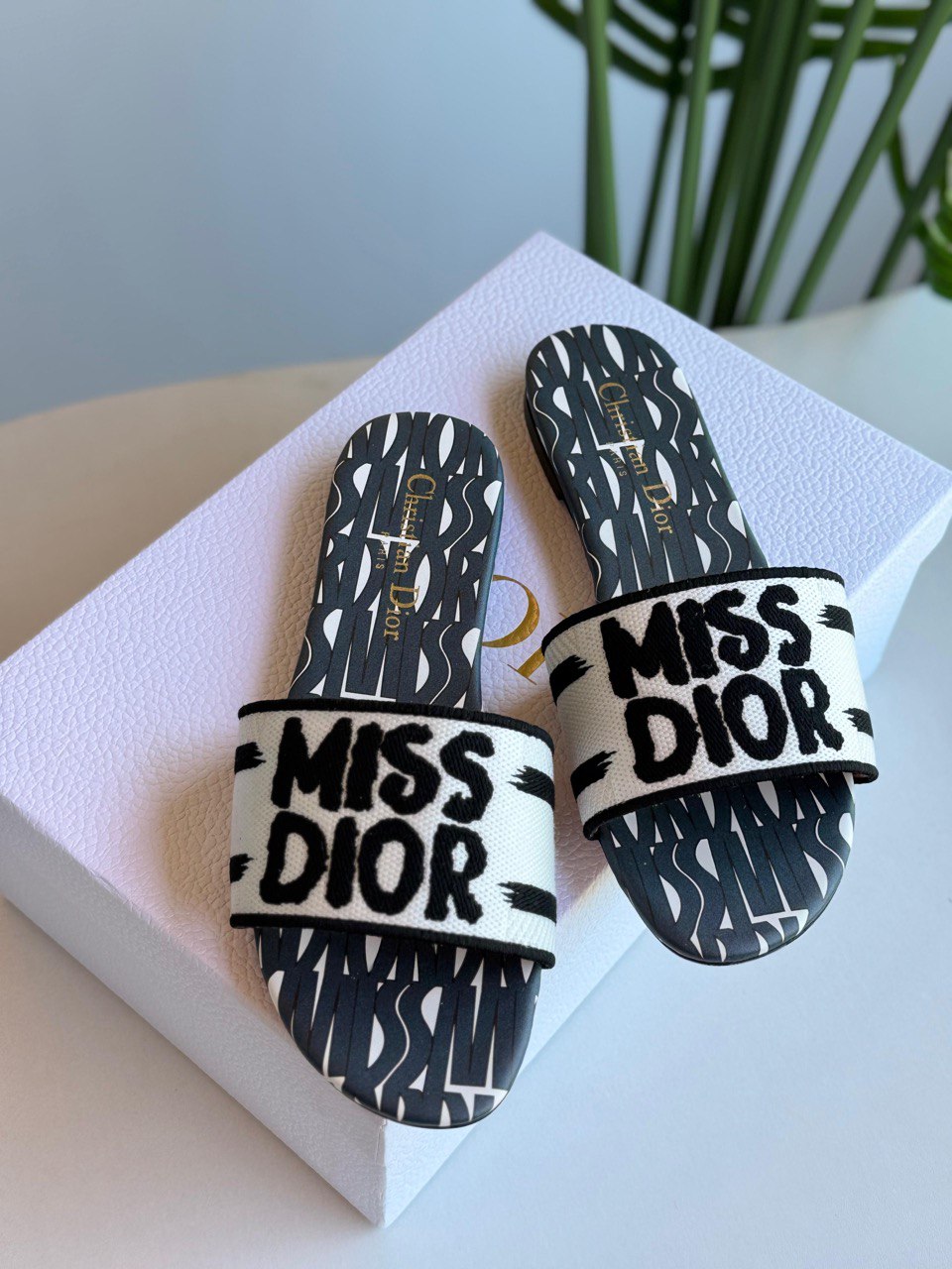 DIOR