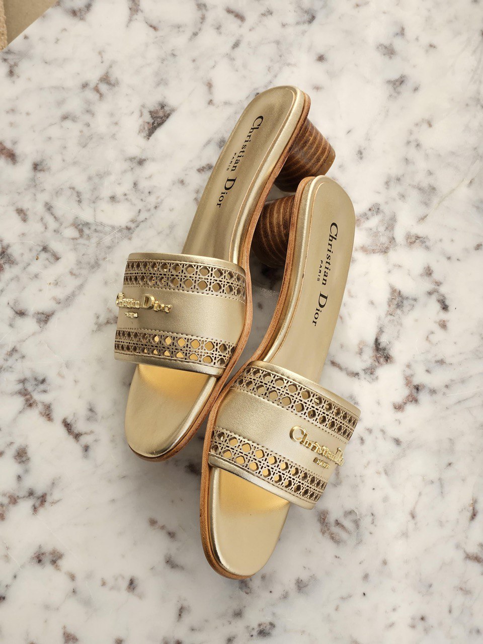 CHRISTIAN DIOR