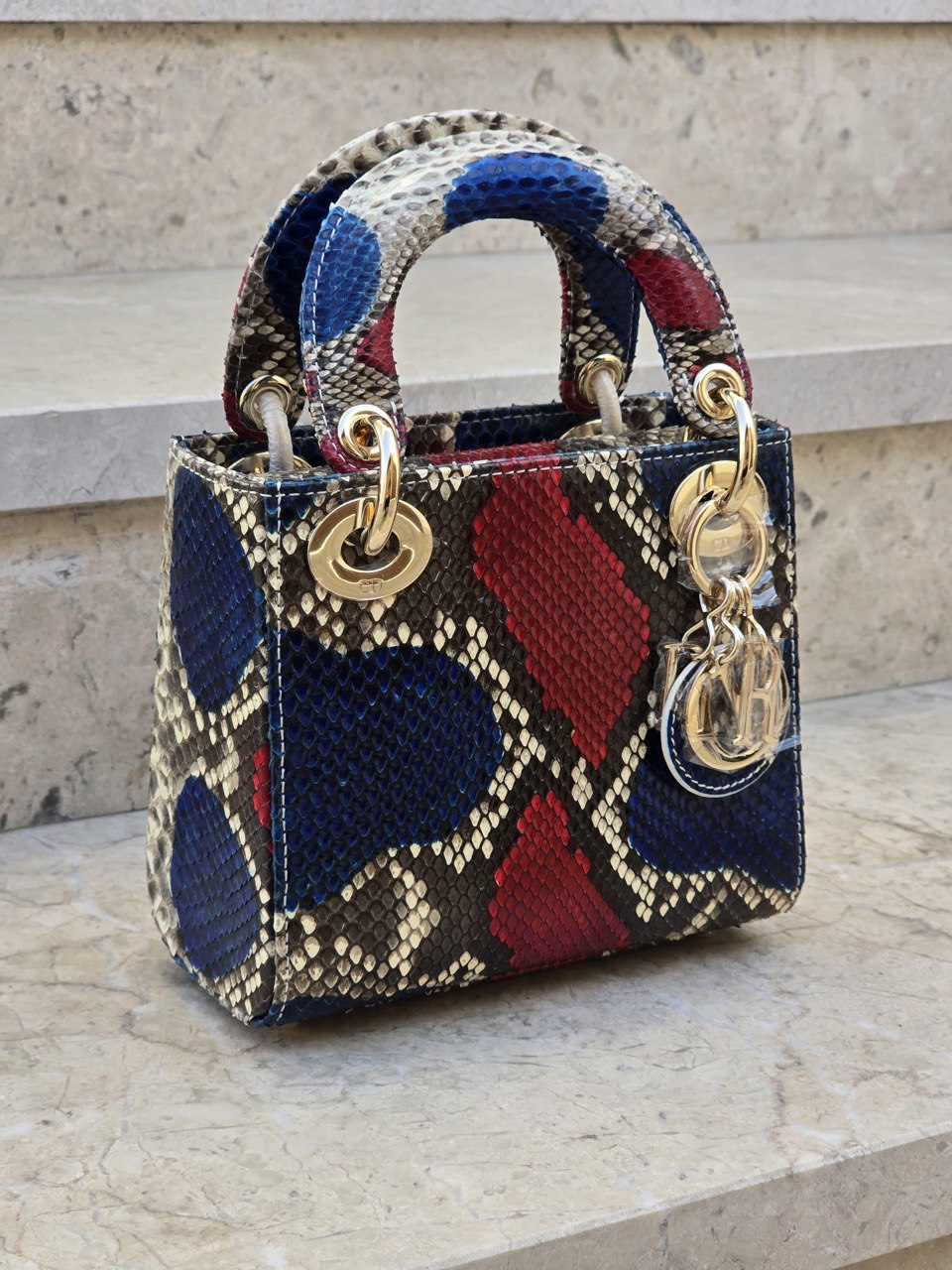 DIOR