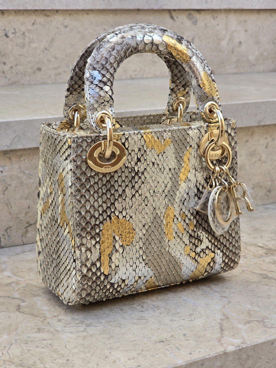 DIOR