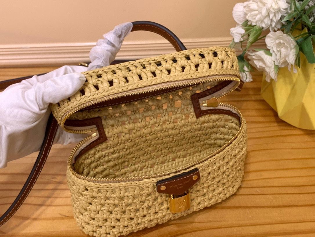 New LV Vanity Chain Pouch