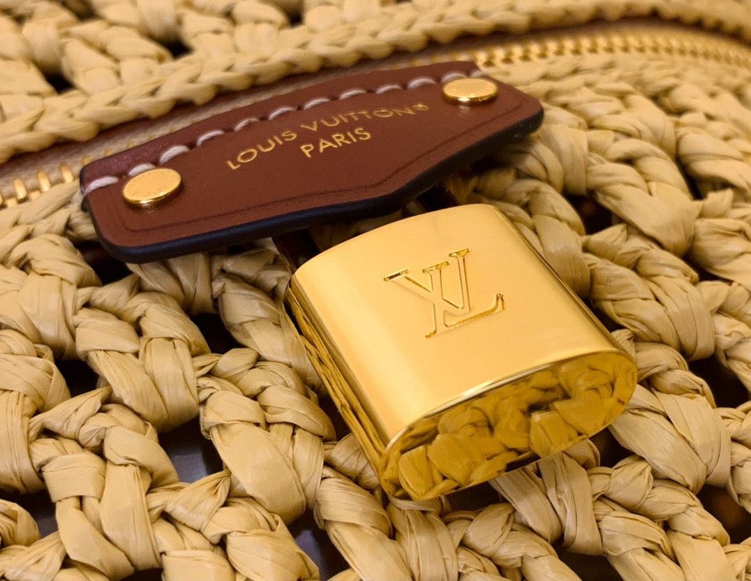 New LV Vanity Chain Pouch