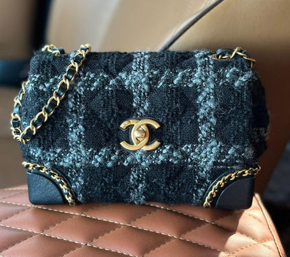 CHANEL FLAP BAG 19CM