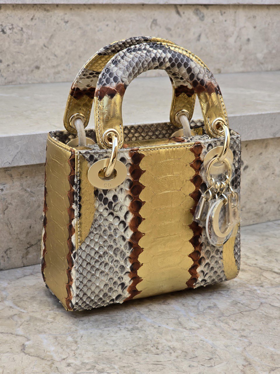 DIOR